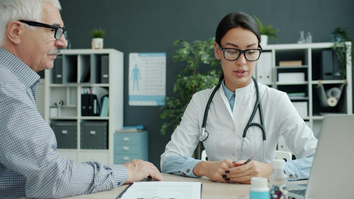 Une médecine en consultation avec un patient