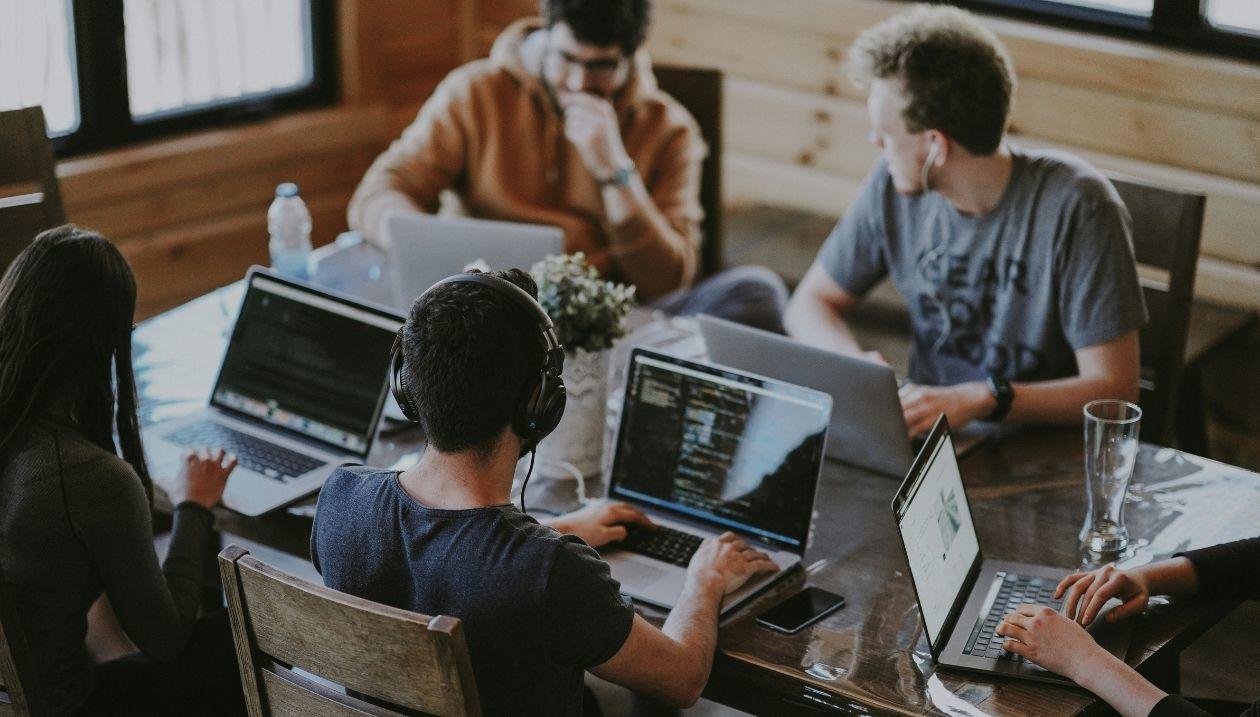 Un groupe d'étudiantes et étudiants travaillant sur leurs ordinateurs portables.