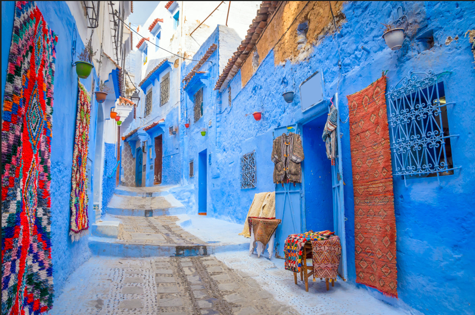 Rue bleue au Maroc.
