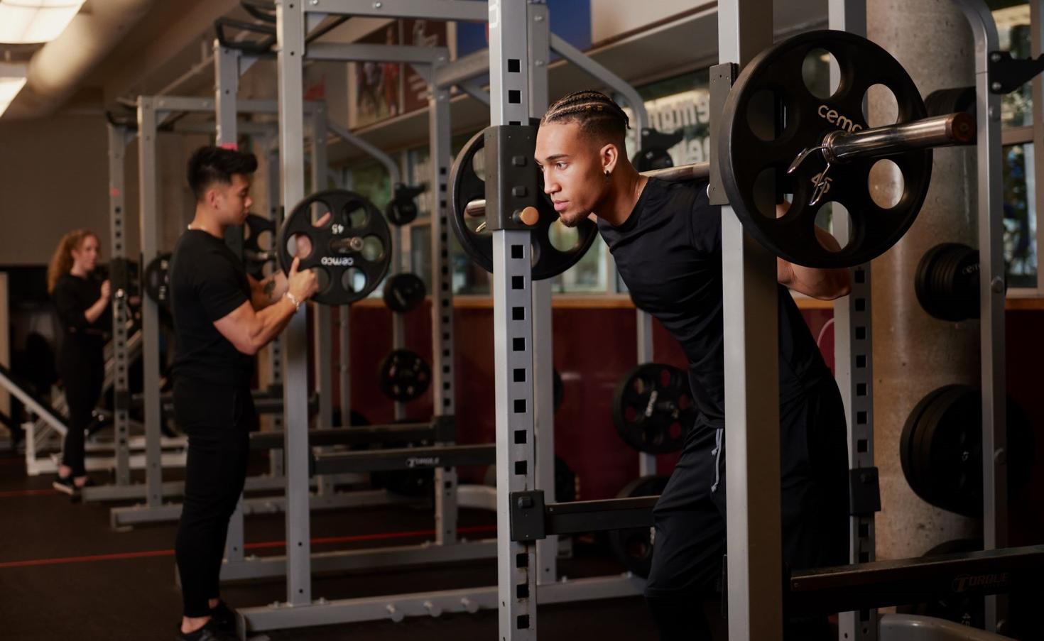 Un étudiant en train de faire de la musculation.