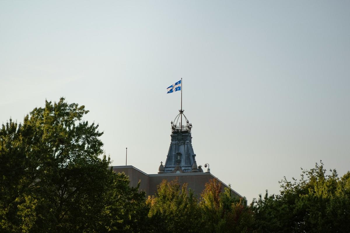 Quebec flag atop national assembly