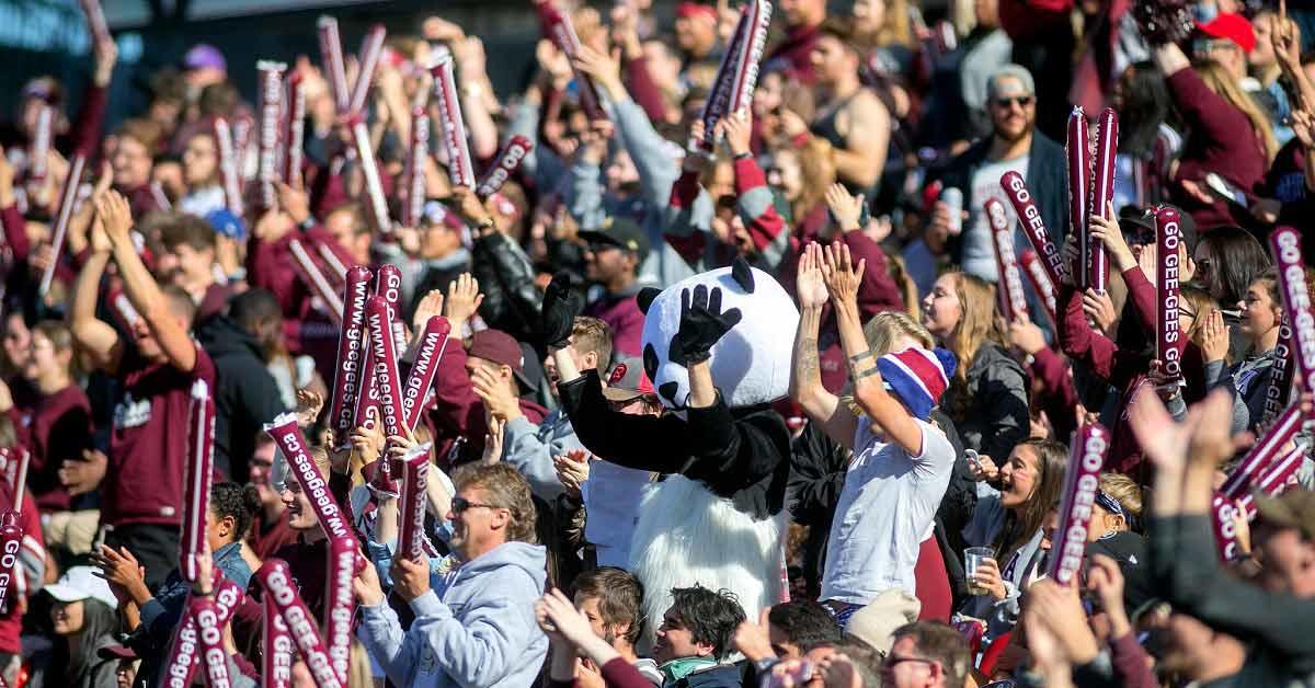 Des partisans de l’Université d’Ottawa avec Pedro au Match Panda.