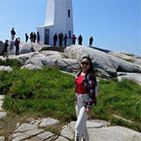 itshns debout devant un phare