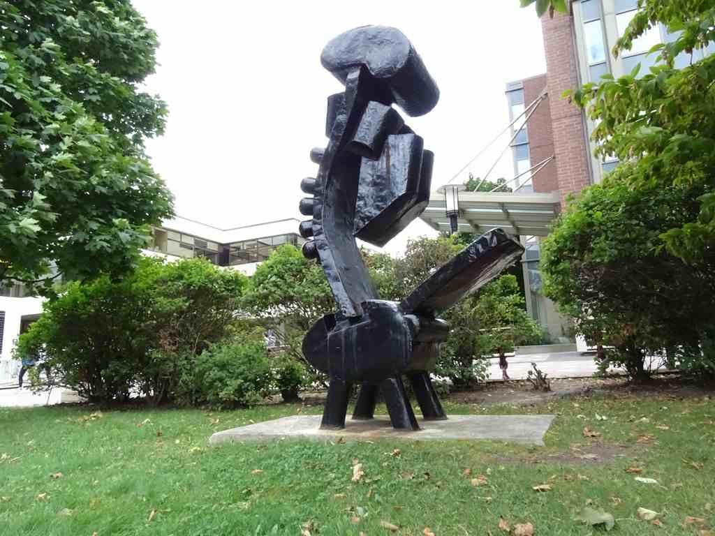 Statue abstraite de métal peinte en noir.