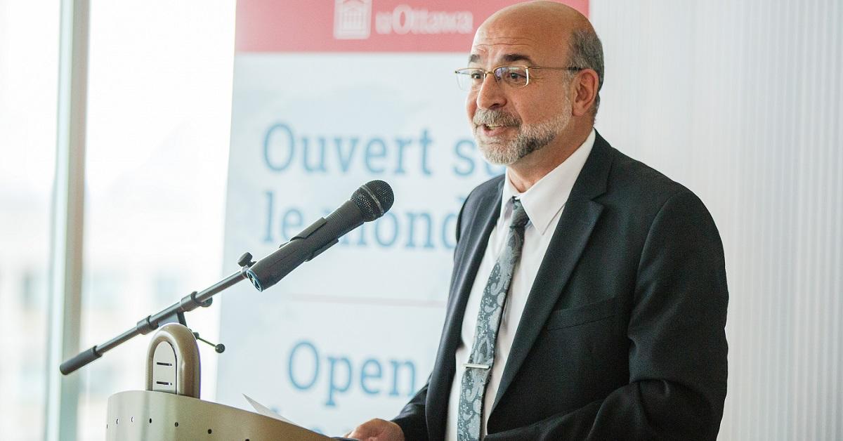 Adel El Zaim parle à un lutrin.