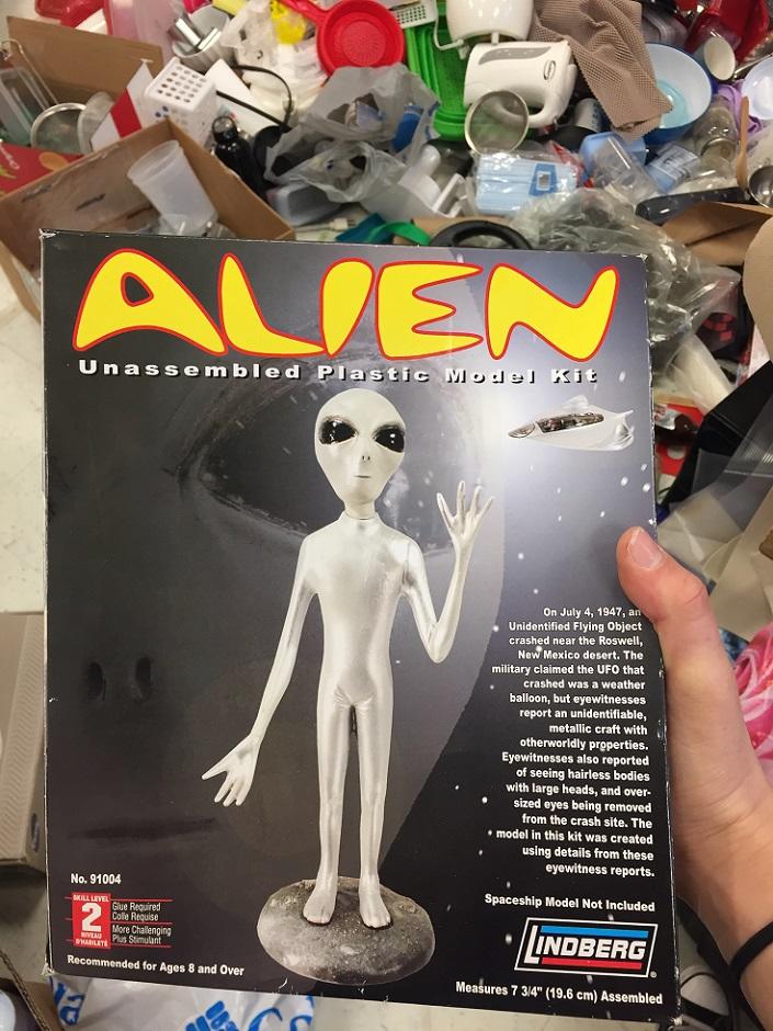 Un kit modèle d'un extraterrestre avec de grands yeux.