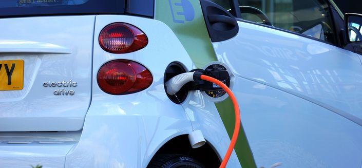 Voiture électrique sur la charge