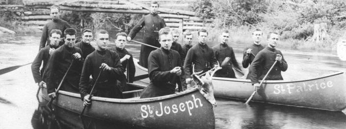 Des séminaristes Oblats en canot.