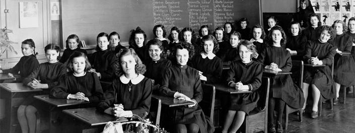 Jeunes filles dans une classe.