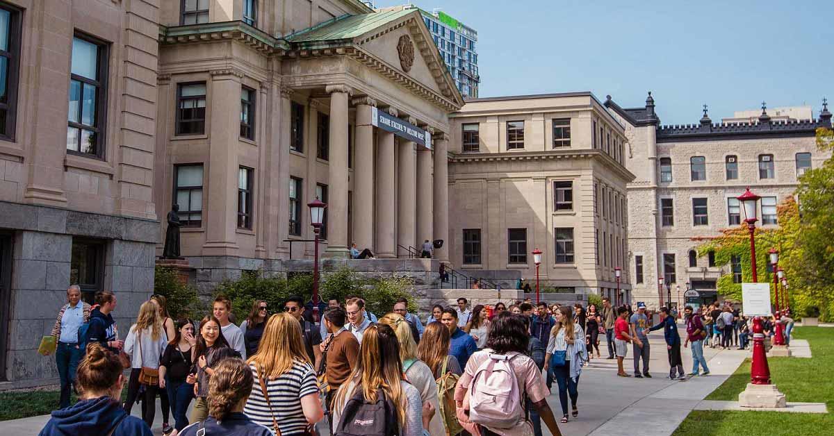 Foule d’étudiants marchant sur le campus.