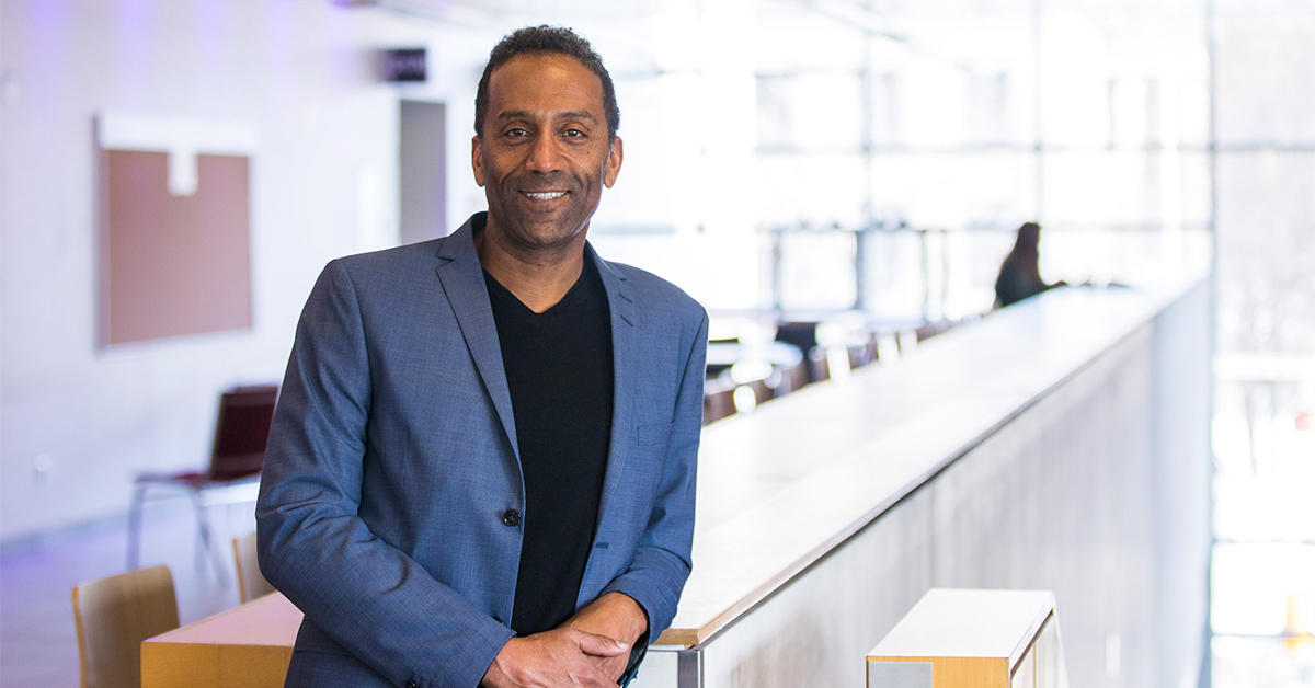 Stéphane Brutus dans un salle de classe