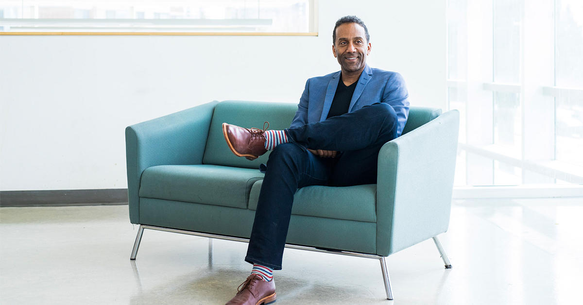 Stéphane Brutus assis sur un canapé