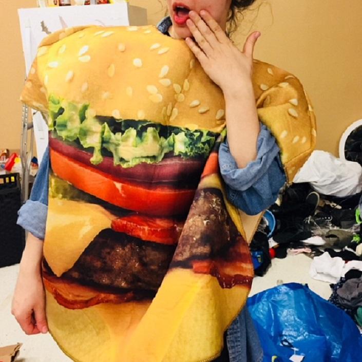 Une femme qui porte un coutume hamburger.