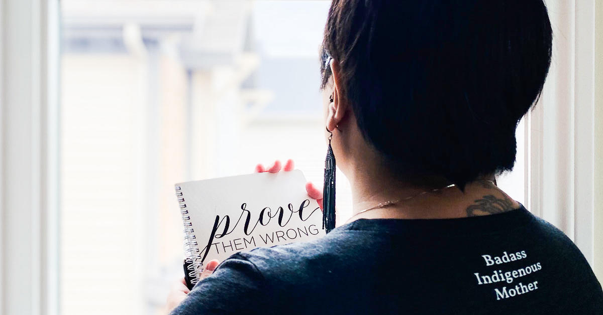 Keri Cheechoo tient un carnet avec les mots 