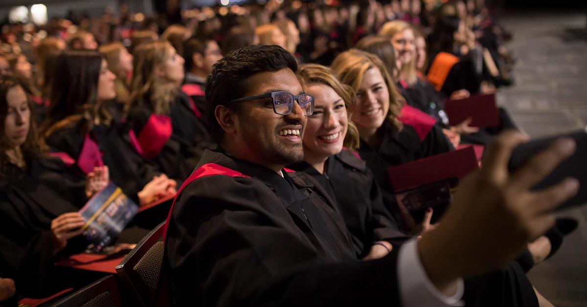 Des étudiant de la Faculté des arts qui ce prennent en photo à la collation des grades de l'automne 2018