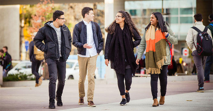 Étudiants qui marchent en discutant