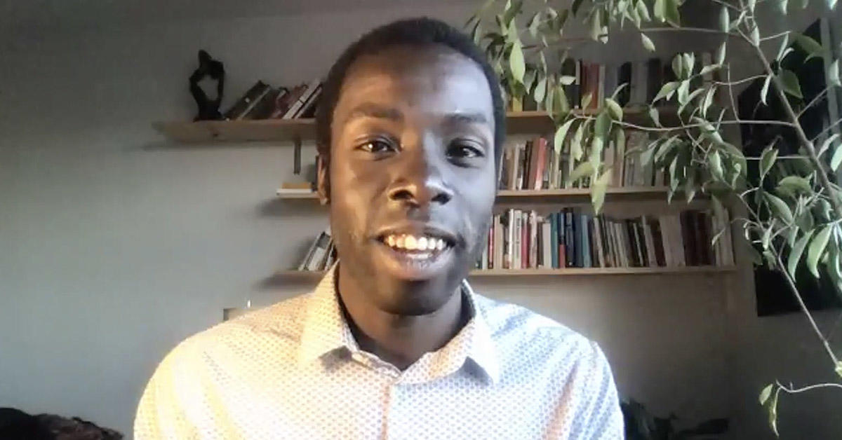 Capture d'écran de Desmond Cole s'exprimant lors de l'événement sur Zoom.