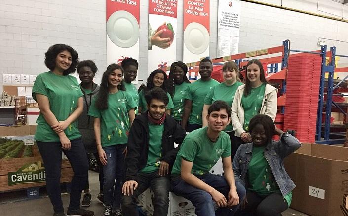 Un groupe d'étudiants bénévoles à la Banque alimentaire d'Ottawa.