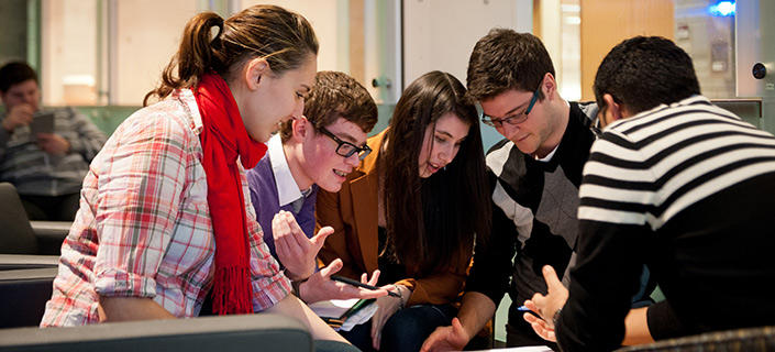 Un groupe d'étudiants qui étudient.