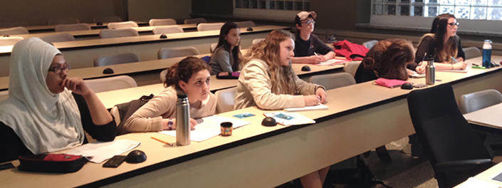 Des élèves écoutent attentivement.