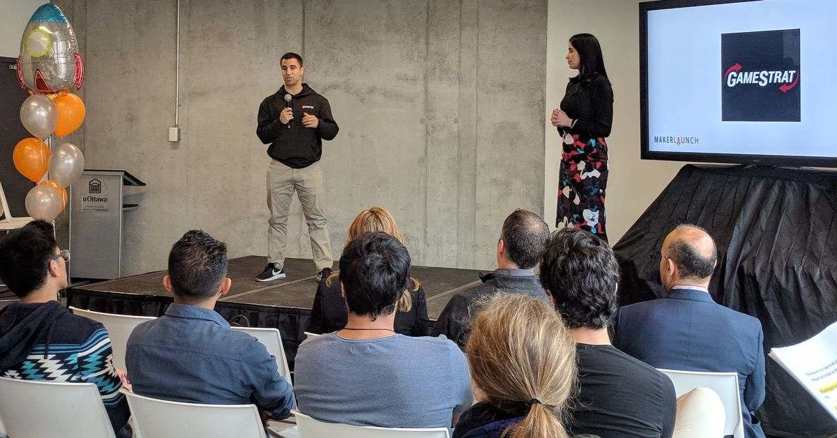 Tunch Akkaya et Midia Hassan debouts sur une scène lors du dévoilement du programme MakerLaunch.
