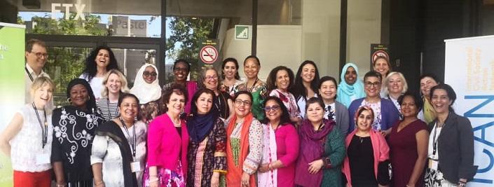 Une vingtaine de personnes, majoritairement des femmes, se tiennent devant un pavillon du campus de l’Université d’Ottawa.