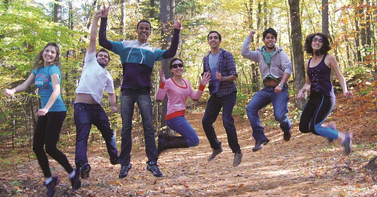 Étudiants internationaux en sortie culturelle dans le parc de la Gatineau.