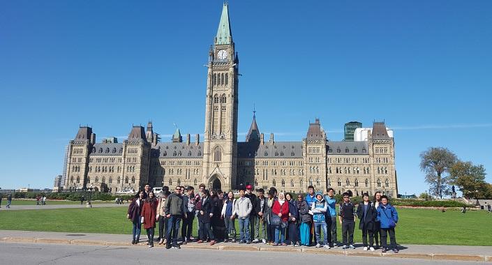 Étudiants internationaux en programme intensif découvrant la culture canadienne au Parlement. 