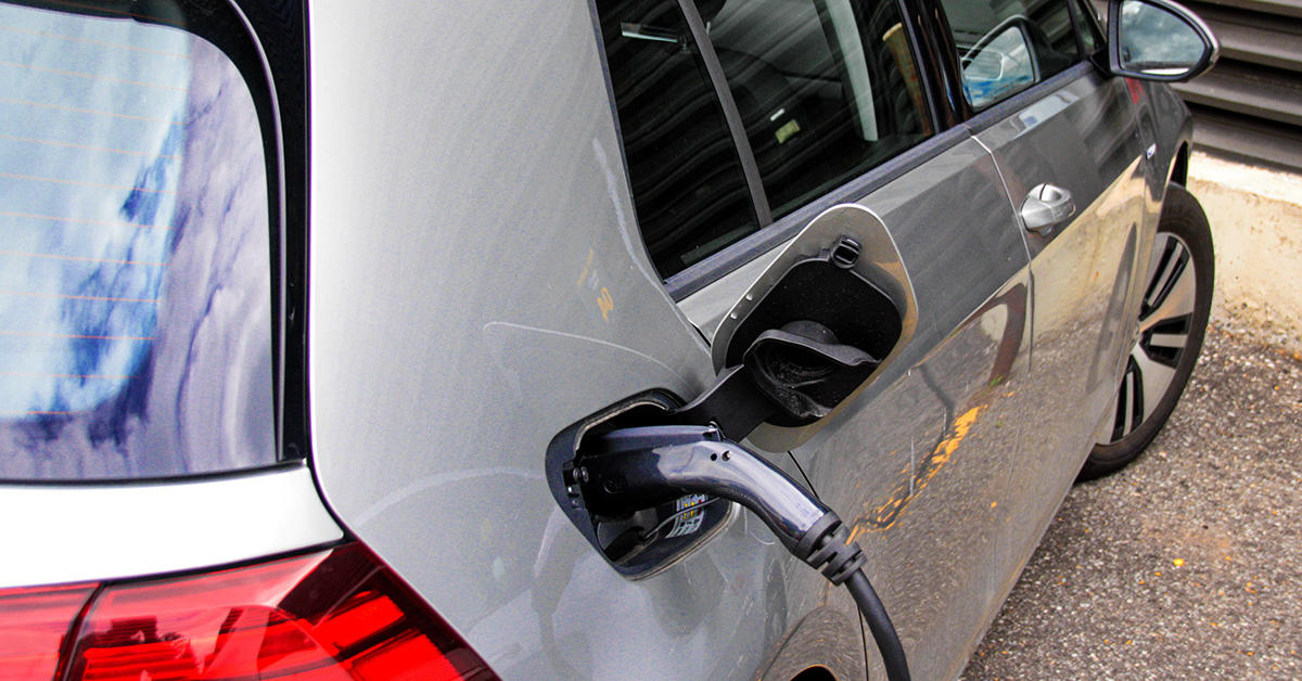 photo en gros plan de la prise de courant d'un véhicule électrique en cours de chargement