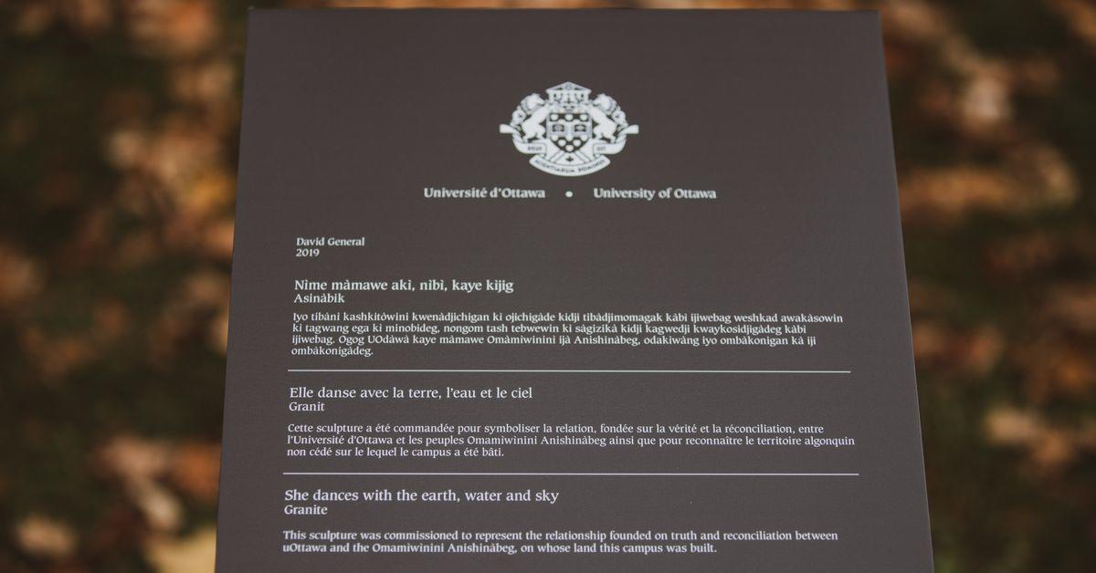 Plaque descriptive érigée à proximité de la sculpture.