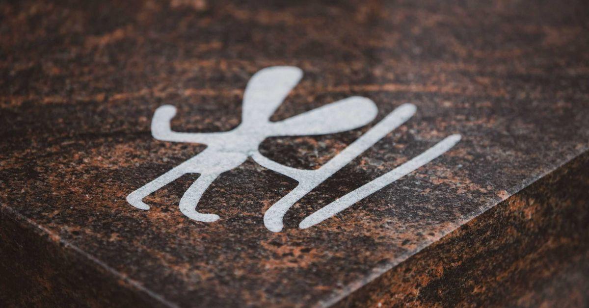 Dessin gravé dans la sculpture.