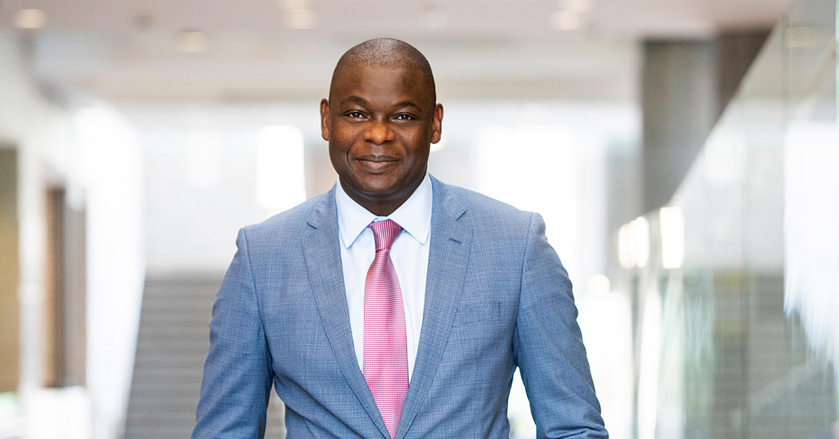 Sanni Yaya, vice-recteur international et francophonie, posant dans un costume bleu