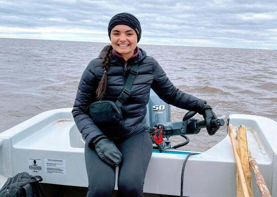 Taylor Jamieson-Datzkiw est assis sur un canot cargo à la baie James qui transporte les gens de Moose Factory vers le continent, Moosonee.