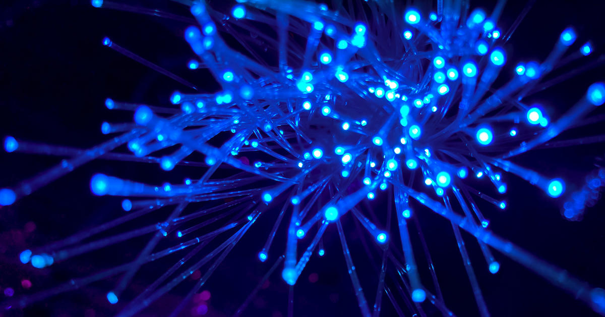 ibre optique bleue sur fond noir