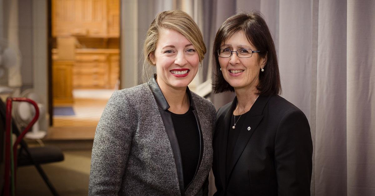 La ministre Mélanie Joly et la professeure Linda Cardinal posent côte à côte. 