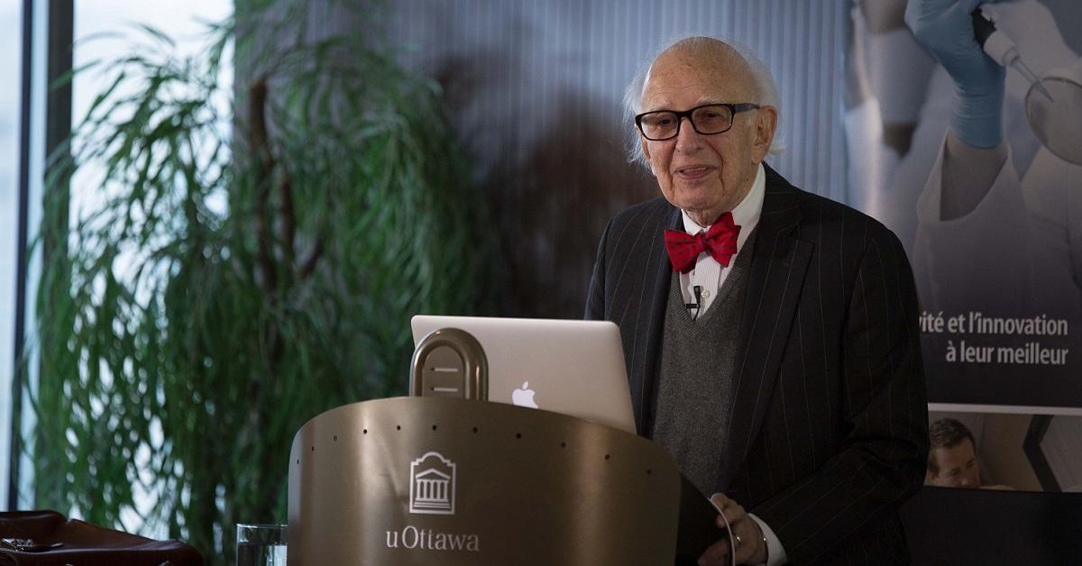 Eric Kandel devant un lutrin présente un discours à l’Université d’Ottawa.