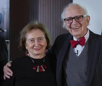 Eric Kandel pose son bras autour des épaules de Denise Kandel. Tous deux sont souriants.