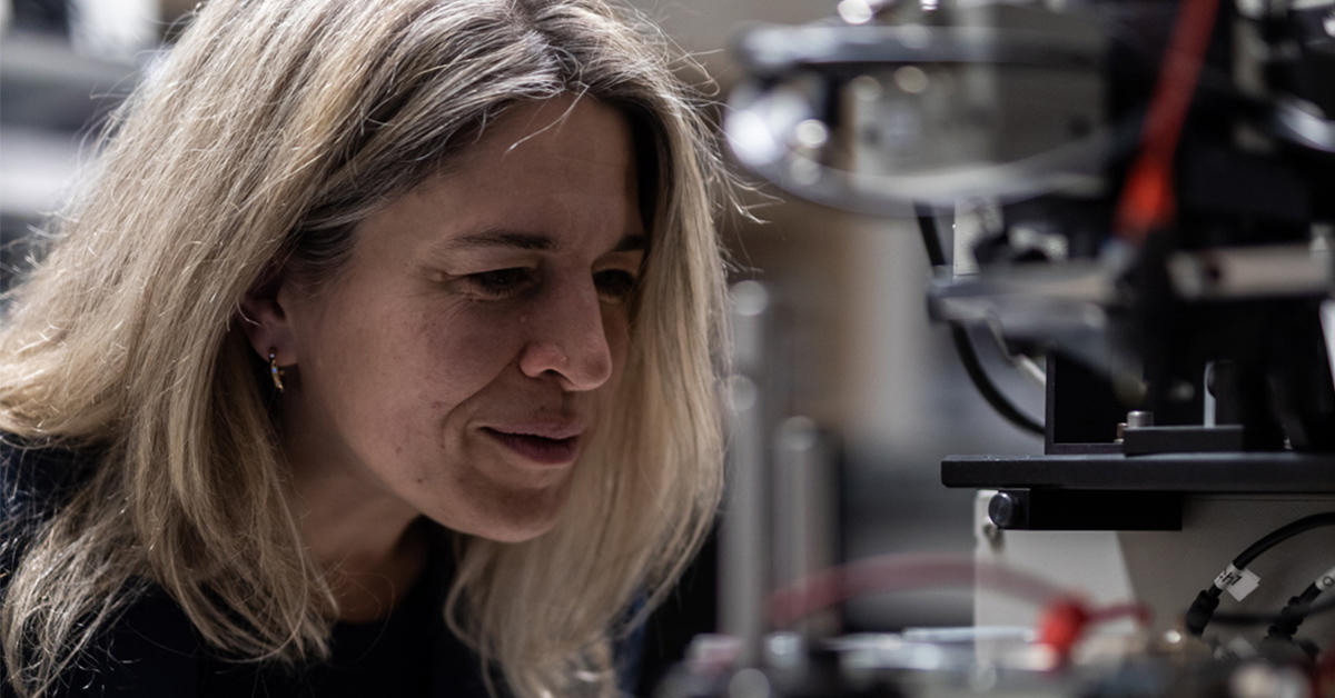 Portrait de Karin Hinzer dans son laboratoire de photonique