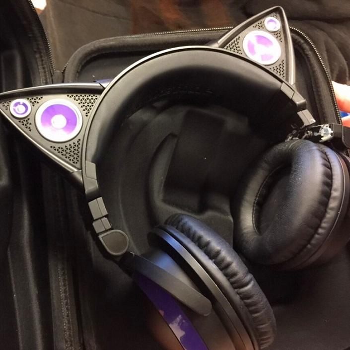 Écouteurs avec des oreilles de chaton sur le bandeau.