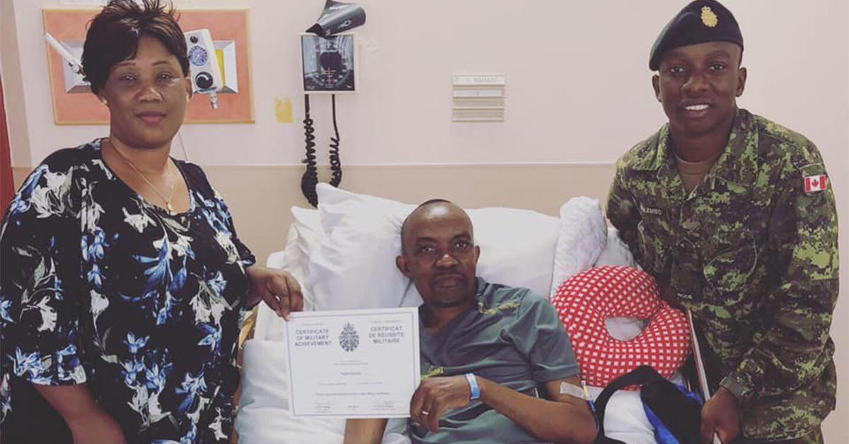 Landry présentant son certificat de qualification militaire de base à son père qui n'a pas pu assister à sa remise de diplôme pour cause de maladie (août 2019).