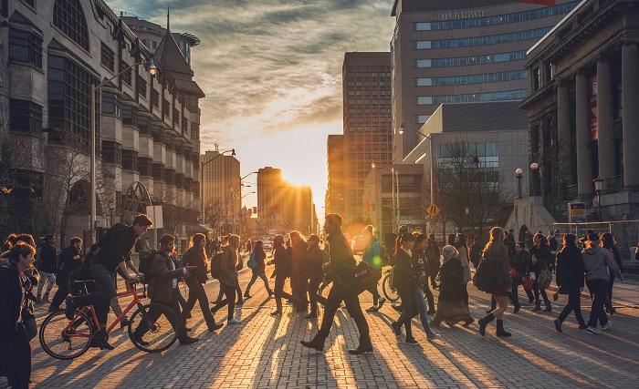 Des étudiants passant une traverse piétonne du campus.