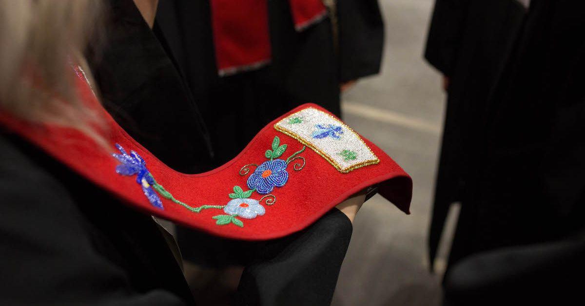 Symboles perlés sur une écharpe de laine.