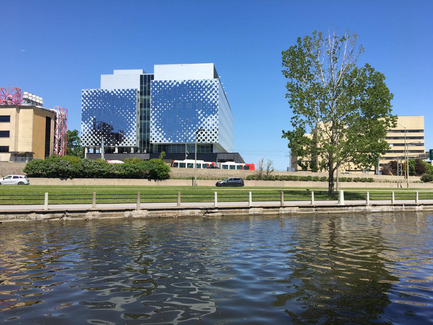 Paire d'yeux illustrés sur la façade d'un immeuble de verre.