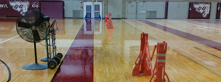 Le plancher fraîchement repeint et ciré d’une salle de sports de l’Université d’Ottawa.