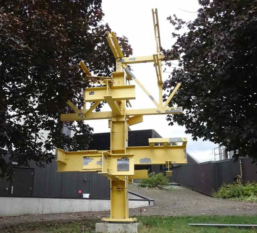 Construction abstraite faite de poutres d’acier.