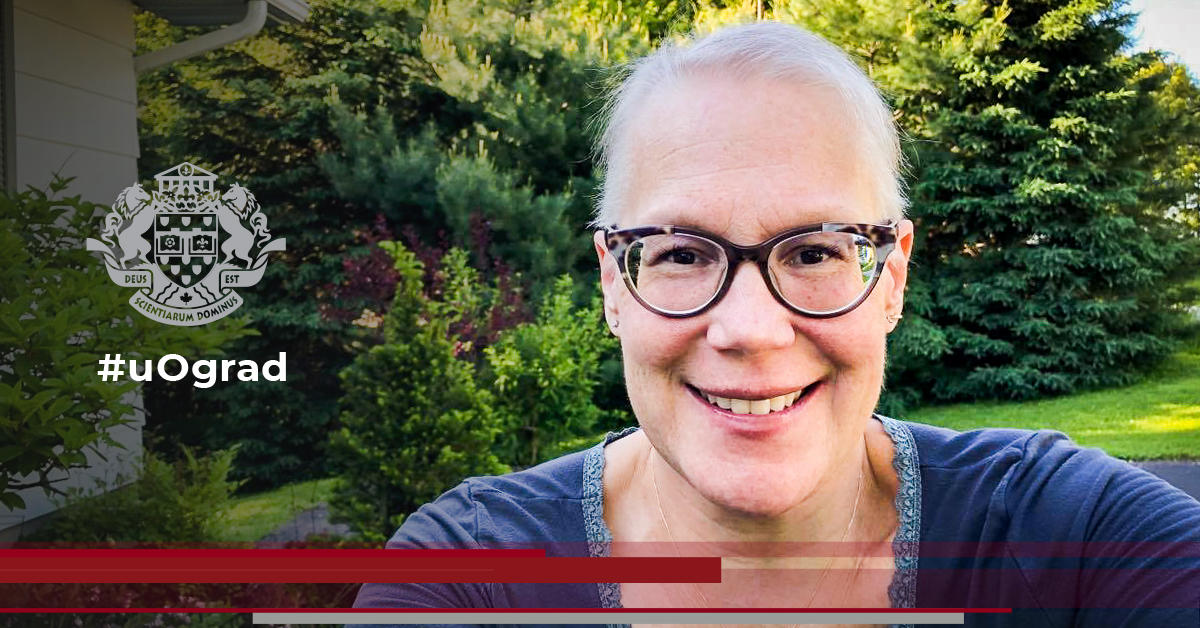portrait de Nadine St-Amour, visage de la caméra, lunettes et sourire