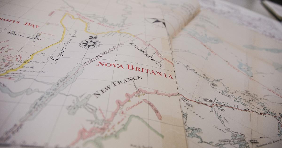 Les mots «New France» et « Nova Britania » sont visibles sur une ancienne carte du monde.
