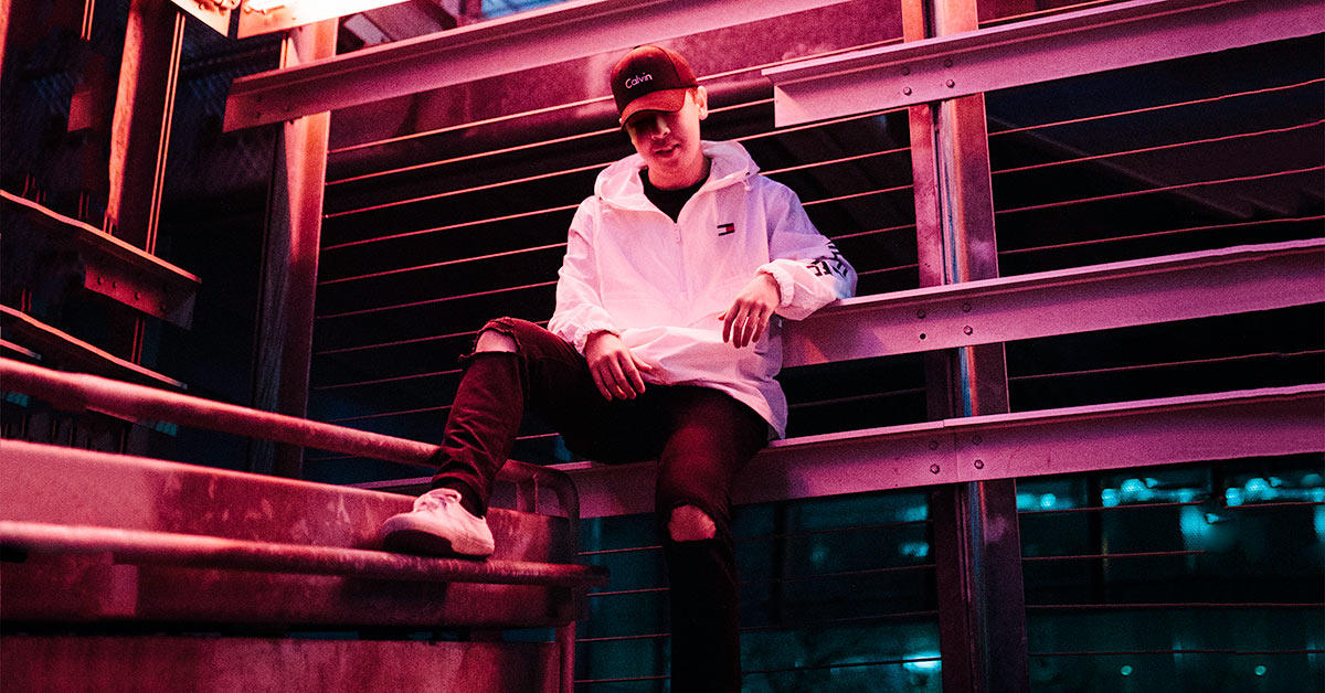 Nick Le assis sous des tubes au néon à Los Angeles, en Californie.