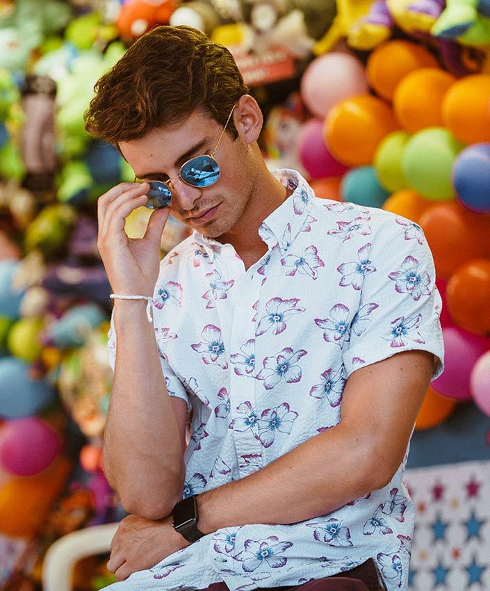 Joey Kidney avec des ballons colorés en toile de fond.