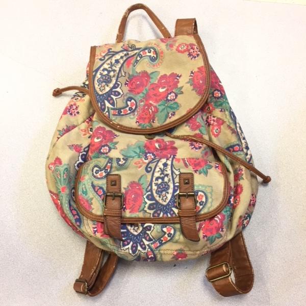 Un sac à dos de toile.